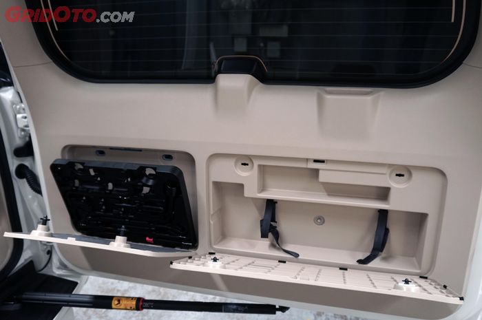 Kompartemen untuk toolkit pada Land Cruiser Prado