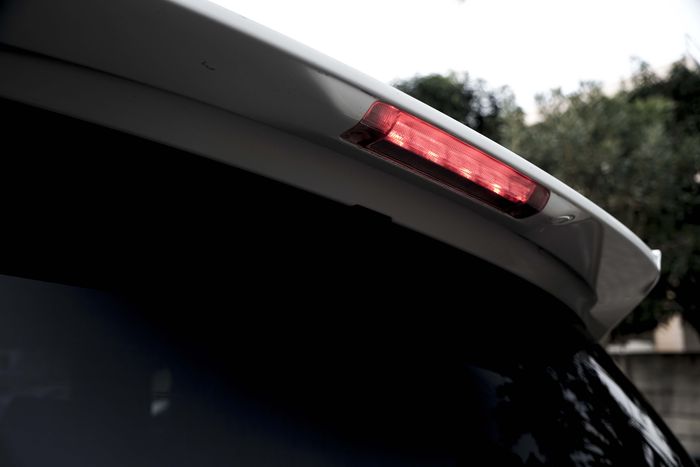 Lampu rem ketiga biasanya dipasang di roof spoiler seperti di Toyota Fortuner dan Toyota Venturer