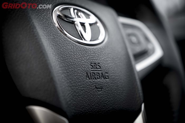 Toyota menjadikan airbag sebagai fitur standar di hampir semua produknya yang dijual di Indonesia.