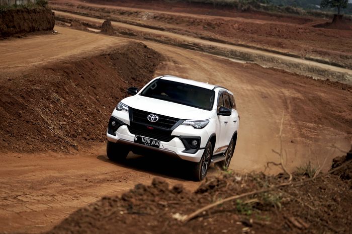 Untuk mendukung hobi berpetualang, mobil SUV seperti Toyota Rush, Toyota C-HR, dan Toyota Fortuner merupakan pilihan tepat