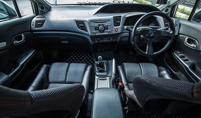 Tampilan kabin racing modifikasi Honda Civic FB