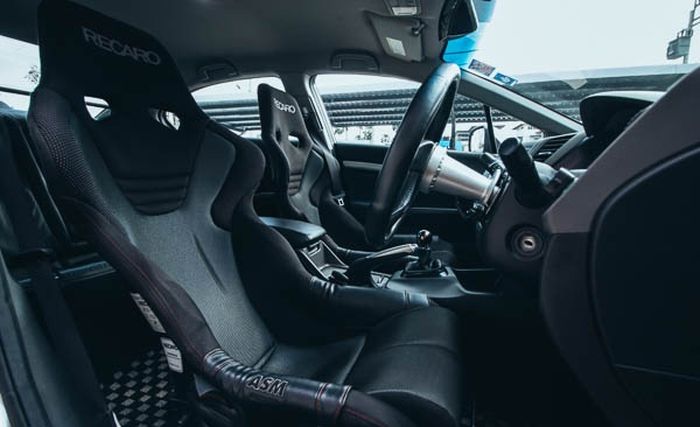 Jok depan semi bucket Recaro RS-G ASM di kabin Honda Civic FB