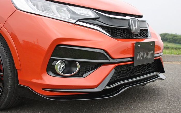 Lips spoiler sporty di bumper depan Honda Jazz GK5