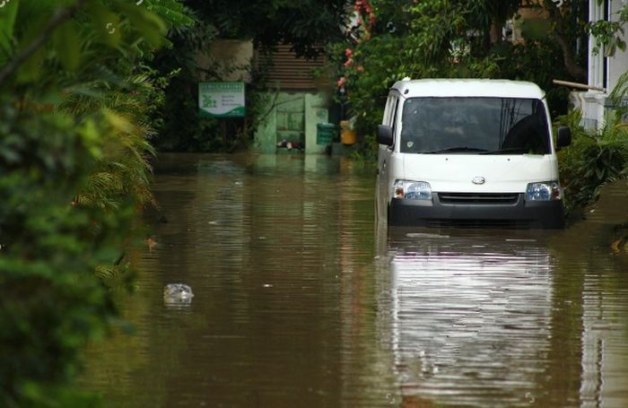 Ilustrasi mobil terendam banjir