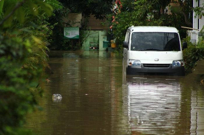 Ilustrasi mobil terendam banjir