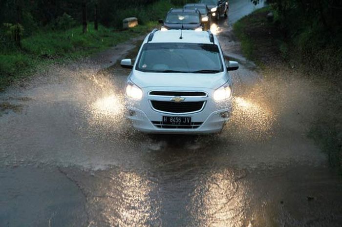 Tips mengatasi aquaplaning pada mobil