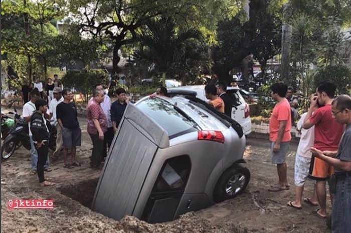 Daihatsu Xenia masuk lubang di Grogol, Jakbar