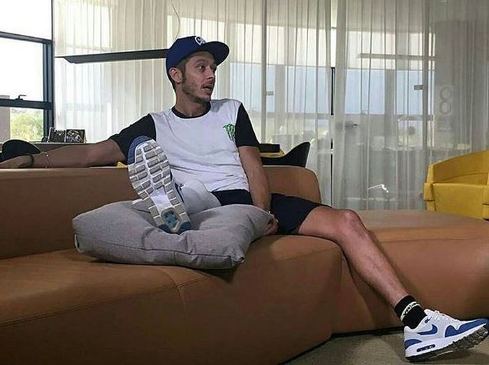 Valentino Rossi yang cedera patah kaki kanannya saat diwawancara media