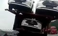 Ngeri Banget! Truk Pembawa Mobil Baru Menggantung di Tepi Jurang, Nasibnya Terkatung-Katung