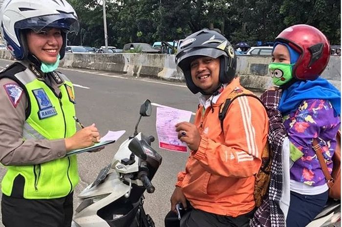 Pengendara yang bersalah tetap tenang saat ditilang polisi