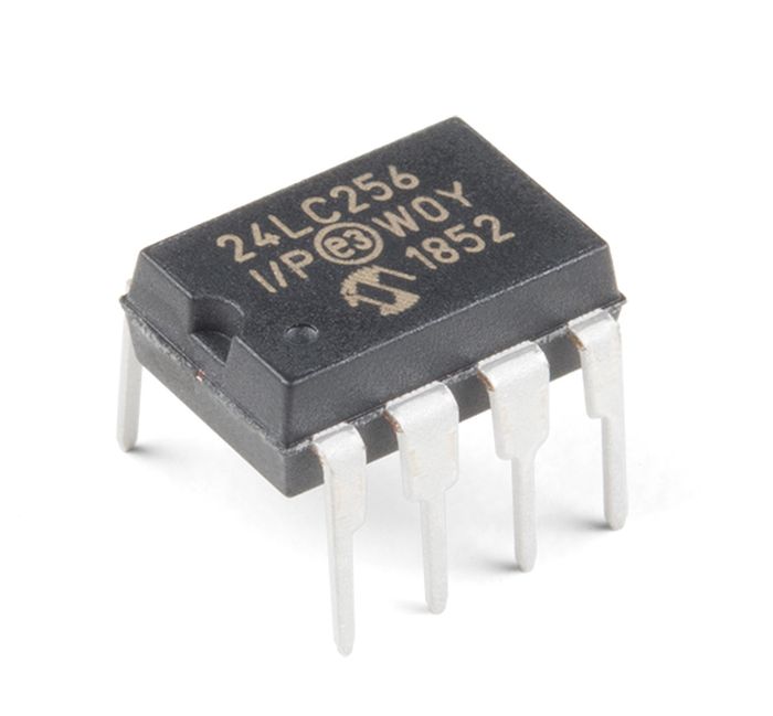 Komponen Electrically Erasable Programmable Read-Only Memory (EEPROM) yang menyimpan memori odometer digital motor, kecil banget ya ?