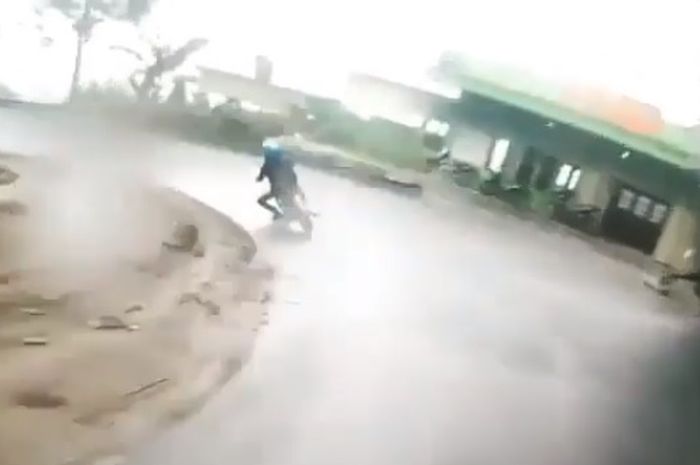 Cornering di jalan menurun dan licin