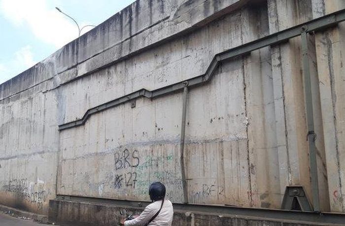 Terlihat baja penyangga ada yangmelengkung di dinding jembatan