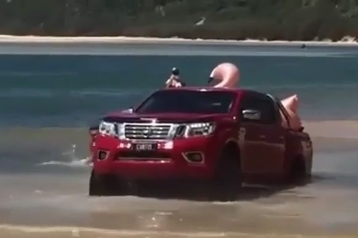 Nissan Navara stuck di pantai