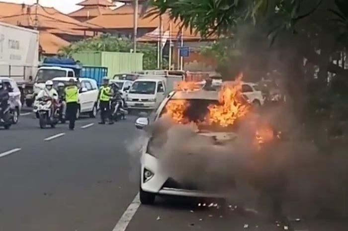 Kebakaran Toyota Agya di Bali (8/3/2018)