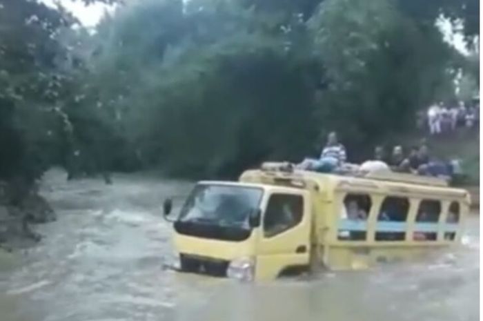 Truk Mitsubishi Kepala Kuning melintasi sungai berarus deras