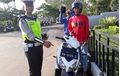 Biker Pasang Pelat Motor Nyeleneh, Polisi Posting Sindiran Begini