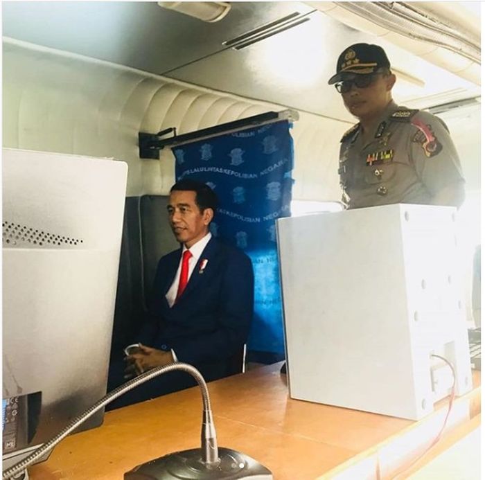 Presiden Jokowi perpanjang SIM di bus layanan keliling di Bogor (24/3/2018)