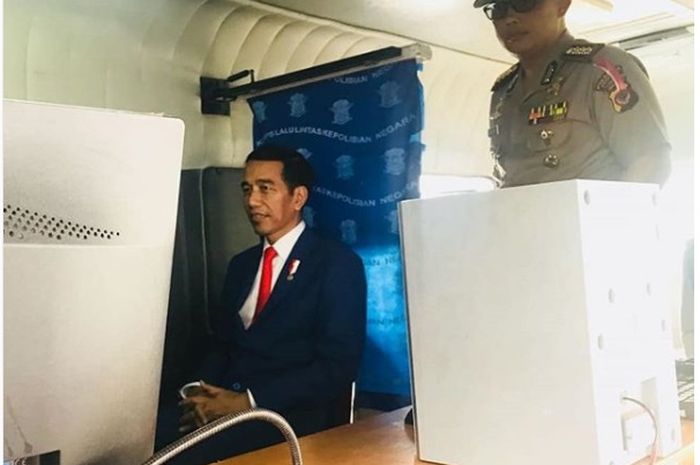 Presiden Jokowi perpanjang SIM di bus layanan keliling di Bogor (24/3/2018)