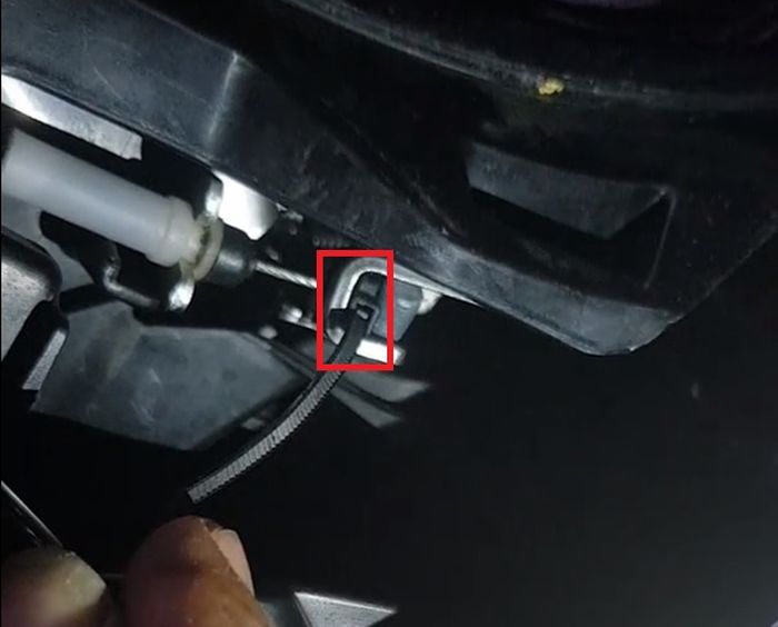 Pasang kabel tis di kabel mekanisme tutup tangki Honda