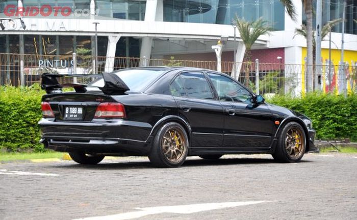 Buritan terkesan sporty berkat rear wing spoiler Evo VI