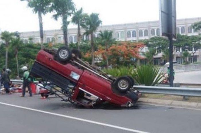 Pikap membawa santri terbalik di Tangerang, belasan jadi korban