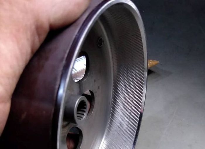 Rumah atau mangkuk kamps ganda yang permukaannya sudah dicartel atau knurling