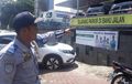 Ngeyel Parkir Sembarangan, Dishub Terpaksa Gembosi Ban Sejumlah Kendaraan di Cilandak