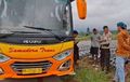 Bus Rombongan Pendaki Tak Berkutik di Jalan Sempit, Evakuasi Pakai Cara Begini