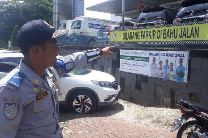 Sejumlah mobil dan motor yang parkir sembarangan ditertibkan oleh petugas dishub di Cilandak, Jakarta Selatan pada Senin (11/2/2019).
