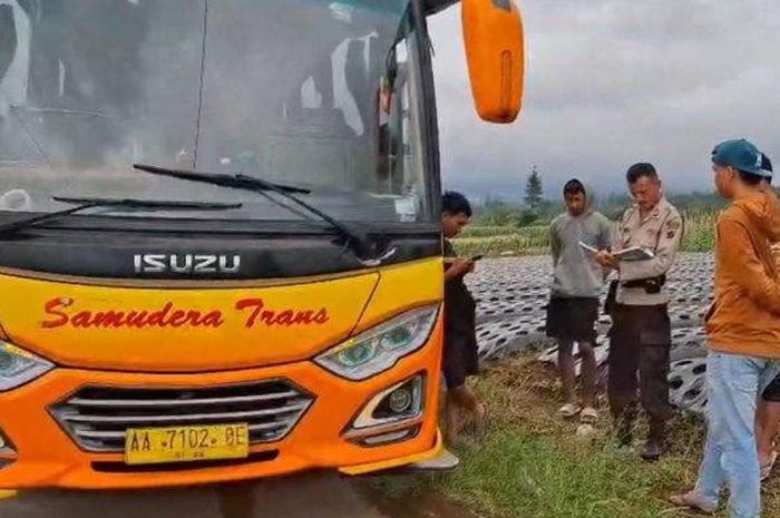 Bus angkut rombongan pendaki tak berkutik di jalur yang sempit