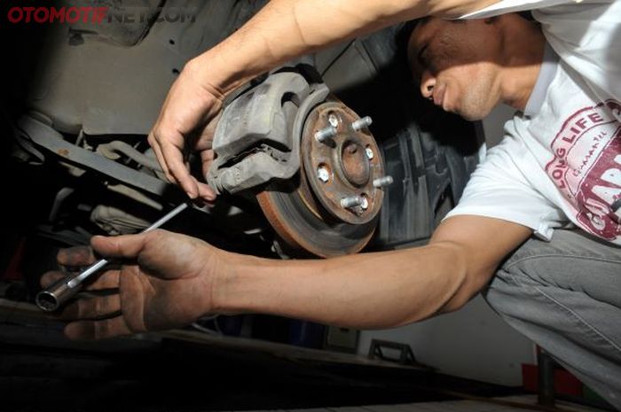 Pengecekan komponen rem mobil bekas wajib diperhatikan untuk mencegah rem blong (foto ilustrasi)