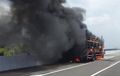 Mencekam, Asap Hitam Mengepul dari Truk Berikut Puluhan Motor yang Diangkut Hangus, Total Kerugiannya Bikin Lemes