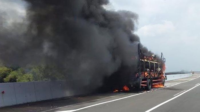 Rekaman saat 39 motor bekas dan truk pengangkut terbakar di ruas tol Nganjuk, Jawa Timur