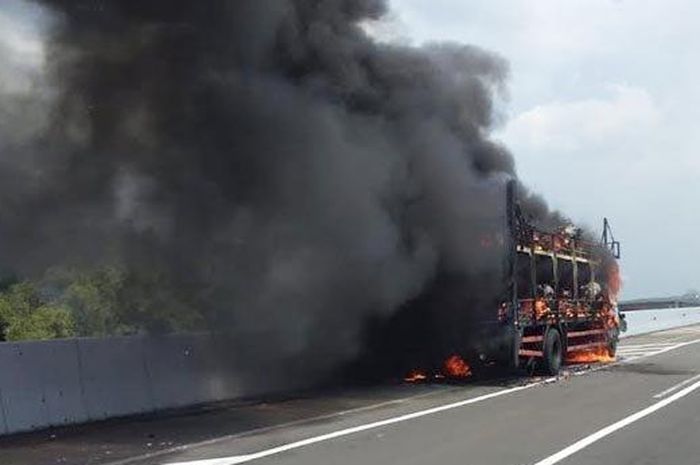 Rekaman saat 39 motor bekas dan truk pengangkut terbakar di ruas tol Nganjuk, Jawa Timur