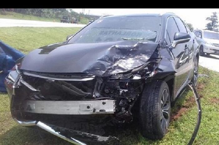 Lexus hitam milik Hotman Paris terkena musibah dalam kecelakaan rombongan Lamborghini di tol Cipali (9/3/2018)
