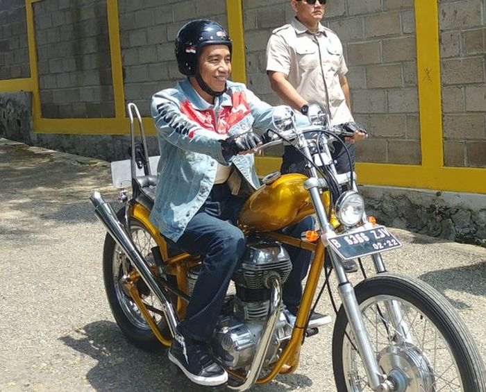 Presiden Joko Widodo mengendarai motor choppernya