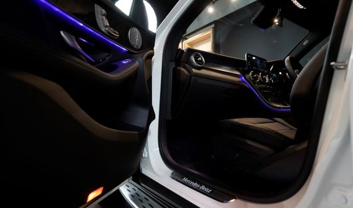 Pada interior dihiasi Ambient lighting dengan 64 warna