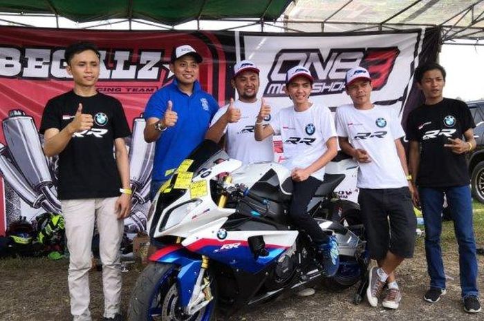 Begalz Racing Team, berisikan pilot Garuda Indonesia