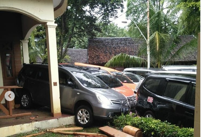 Nissan Grand Livina korban tsunami Banten