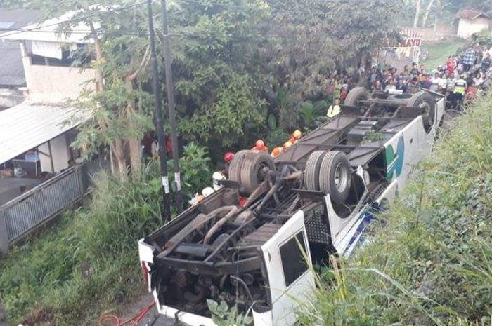 Bus Kramat Jati terjun bebas dari Jalan By Pass Cikopo hingga terbalik ke Jalan Cipeutag, Kecamatan Cicalengka.