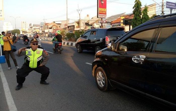 Aksi Kompol Tutu Mulyana saat hibur pemudik