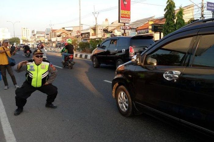 Aksi Kompol Tutu Mulyana saat hibur pemudik