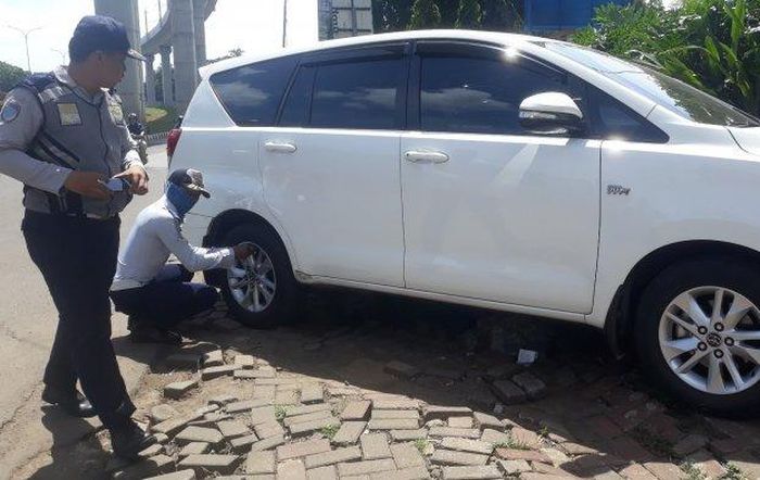 Petugas melakukan OCP terhadap salah satu mobil yang parkir sembarangan