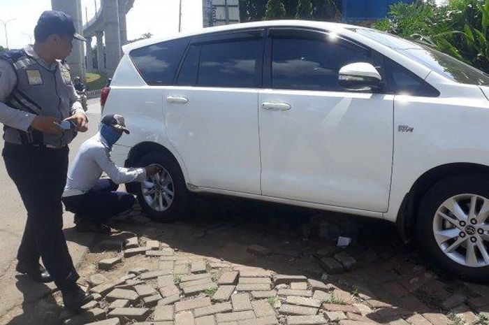 Ilustrasi, petugas saat kempesi ban salah satu mobil yang parkir sembarangan