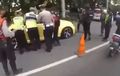 VW New Beetle Tabrak Polisi Hingga Mental, Terobos Penyekatan di Prambanan, Pengemudi di Bawah Umur