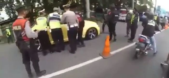 Tangkapan layar aksi nekat pengemudi VW New Beetle menerobos pemeriksaan petugas di Prambanan, Klaten, Jawa Tengah