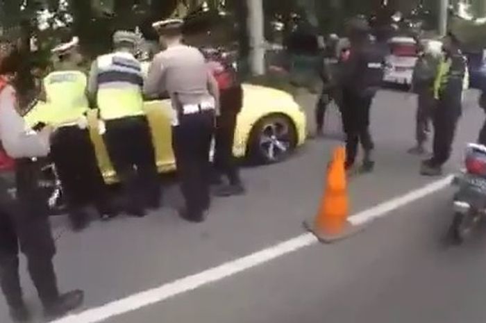 Tangkapan layar aksi nekat pengemudi VW New Beetle menerobos pemeriksaan petugas di Prambanan, Klaten, Jawa Tengah