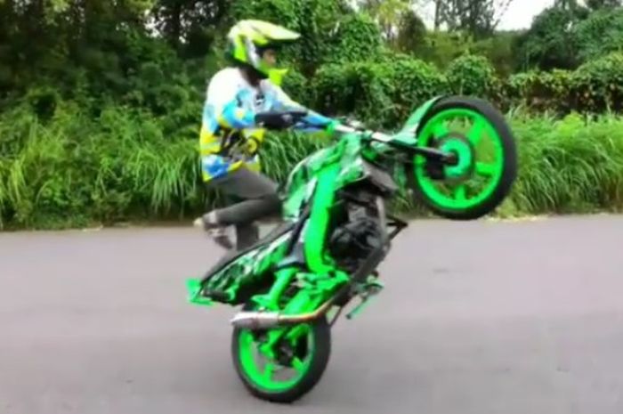Stuntrider Surabaya bisa menguasai skill freestyle ini dengan motto modal nekat demi bakat