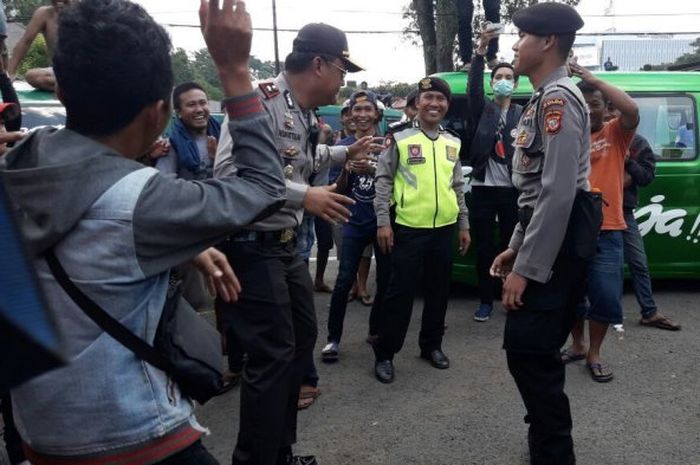 Polisi menghibur peserta aksi unjuk rasa di depan Gedung Sate, Bandung, Selasa (8/5/2018)